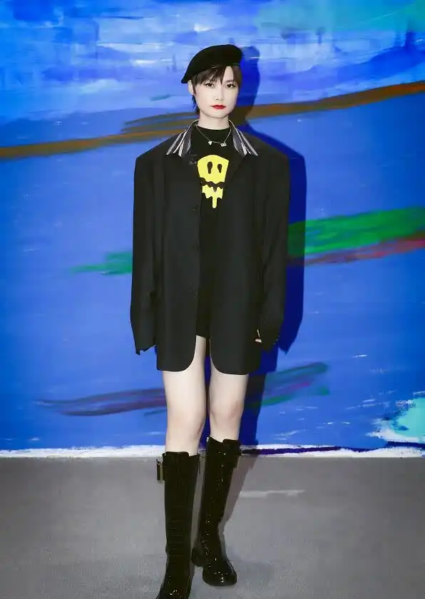 李宇春原来这么有女人味穿西装配黑丝,蝎子腿谁看了都羡慕