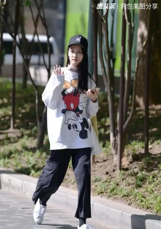 路人街拍,靓女卡通图案的卫衣搭配休闲裤,清清爽爽