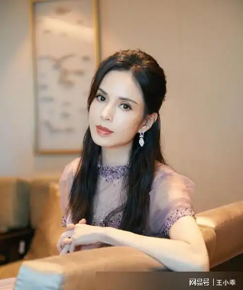 59岁李莫愁与梁小龙聚会,颜值崩塌认不出,与李若彤似两代人