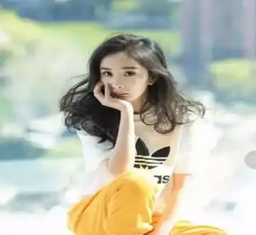 女儿5岁,穿出少女的模样,你来看看这位女明星的穿搭