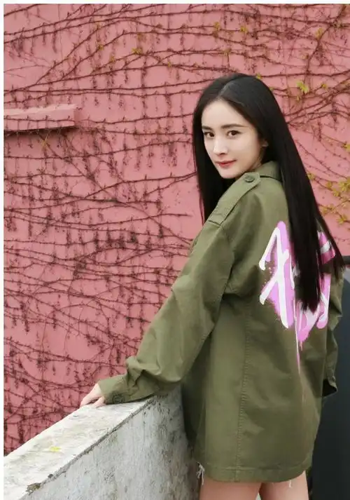 亚洲女生很难驾驭的军绿色,杨幂却穿出了少女感,刘雯更是美上天