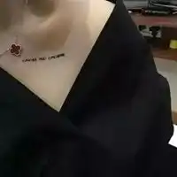 女生黑吊带锁骨头像