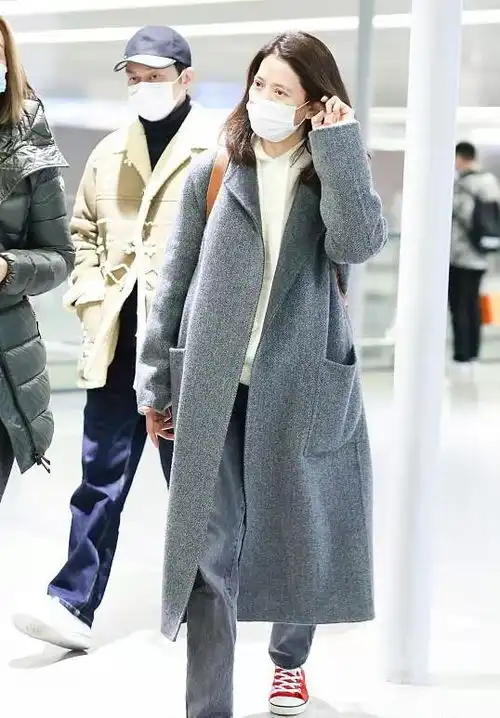 袁咏仪夫妇罕露面,她瘦不少穿大衣好韩系,老公穿成她大姨不习惯