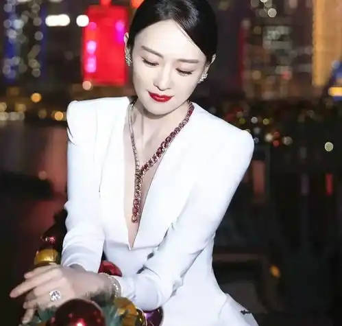 童谣穿搭火出圈,白色系列轻松成亮点,不愧是白色公主