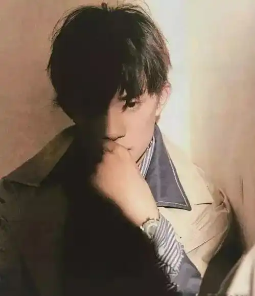 易烊千玺未公开写真曝光白衬衫搭褐色针织衫简直就是日系男主