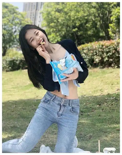 黑色系衣服很沉闷不好看穿在美女身上,满满的成熟风味