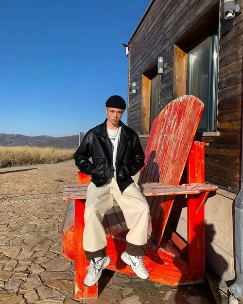 安静而有力,会穿黑色系的男人,才是真正的有品位的