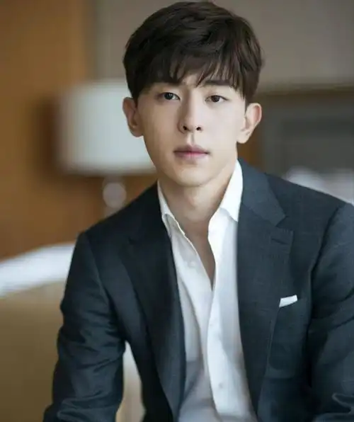 邓伦不愧是韩系帅哥,韩国最火论坛theqoo上他是演员top1