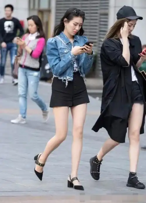 时尚的闺蜜,同样穿黑色短裤,却穿出了两种截然不同的效果