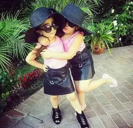 这对四岁双胞胎姐妹的时尚装扮爆红网络