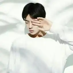 有没有这个头像的情侣头像,要是没有的话能不能麻烦帮忙找一下差不多的类似情侣的