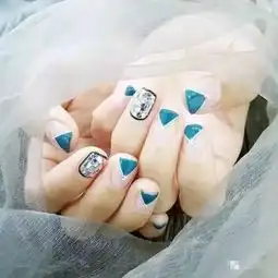 手黑做美甲丑蓝色系显白你可尝试过