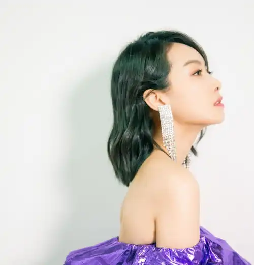 舞台女王宋茜火了,摩卡波波头搭配紫色连衣裙,脚踩白色长靴真酷