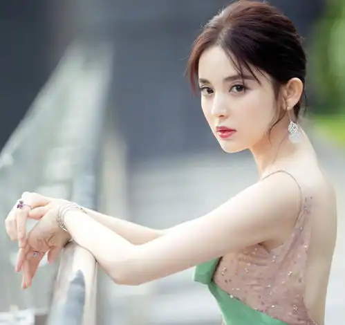 古力娜扎透视身材照古力娜扎紧身运动牛仔裤图片