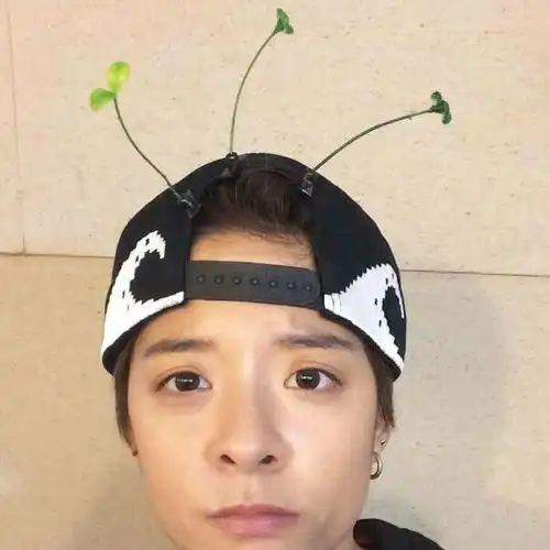 辣妹头上长角了