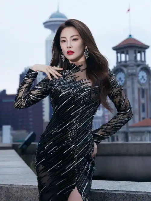 张雨绮穿黑色亮片连衣裙气场全开