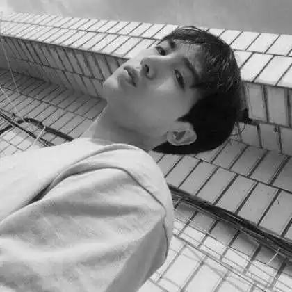 qq图像伤感男生黑白,抵达幸福的彼岸太难了