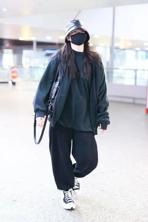 欧阳娜娜深夜现身机场赶路程,一袭黑色系有些高冷范