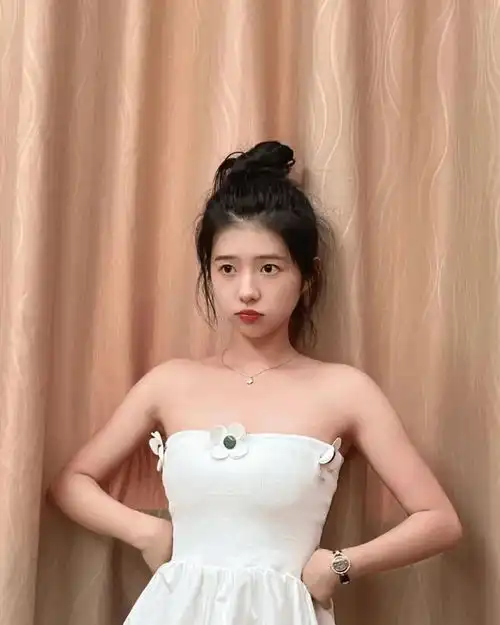 甜系女孩何蓝逗,穿白色抹胸公主裙仙气足,美的让人挪不开眼