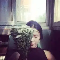 来类似的图,真的需要,雏菊然后遮住半个脸