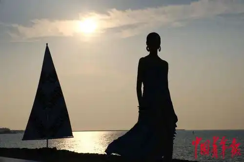消博会时装秀模特在海边落日中演绎少年感