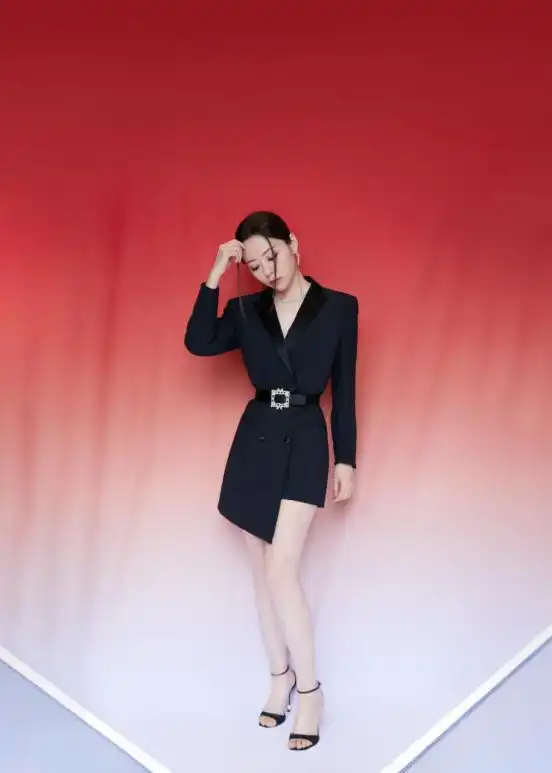 张靓颖离婚后好自信,穿灰色西装气场全开,小个子穿成两米八
