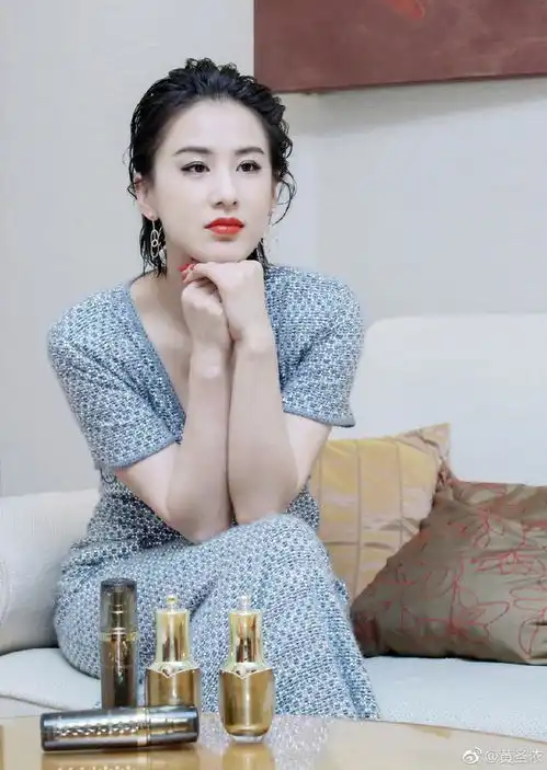 35岁黄圣依厉害了一袭粉色连衣裙少女感十足,网友嫩回25岁
