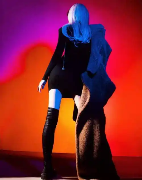 44岁曾黎踢馆浪姐,一头银发变二次元少女,紧身裙配长靴太冷艳