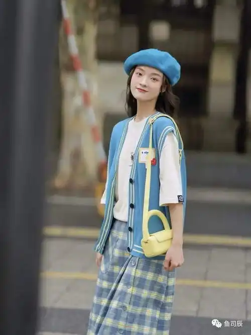 适合20岁左右的女生穿,衬衫搭配半身裙,穿起来简约又有层次感