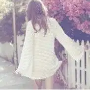 qq头像女生,背影,好看的,坐在操场上的都可以最重要的是好看谢谢大家帮忙