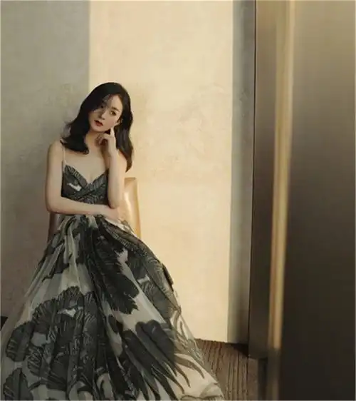 甜美系赵丽颖气质养成记,大胆穿v领露背装,吸睛又有女人味
