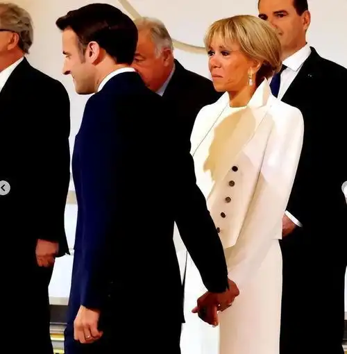 2017年,马克龙参加布丽吉特女儿婚礼,紧挨新娘,把64岁妻子挤走