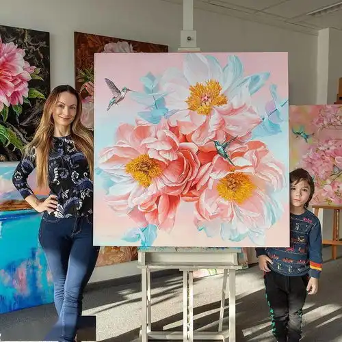 少女系画家,作品一片粉红色,感觉有甜甜的味道