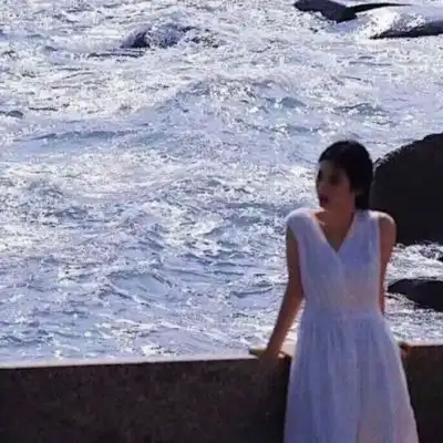 2021禁欲系不露脸的情侣头像有趣的人生一半是山川湖海