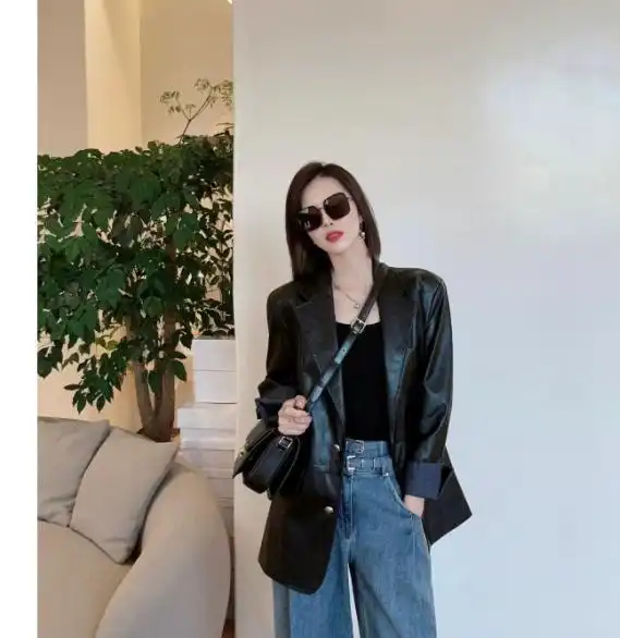 没想到,今年皮衣火遍半个时尚圈瞧潮人这样穿,多高级时髦