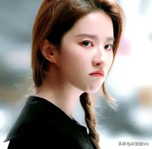 刘亦菲穿蓝色泳衣好辣啊她不是壮,是正常的美,比钟楚曦更漂亮