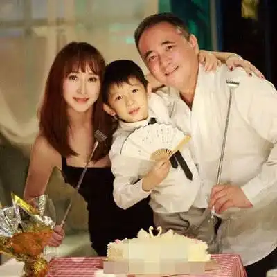 新世界的苦命女人现实中嫁给50亿身家老公,成第一位中国籍艺人拿汀