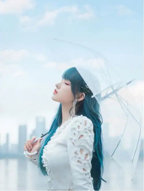 程潇真是越来越少女了清新浅色系服装搭配蓝色头发,美到不敢认