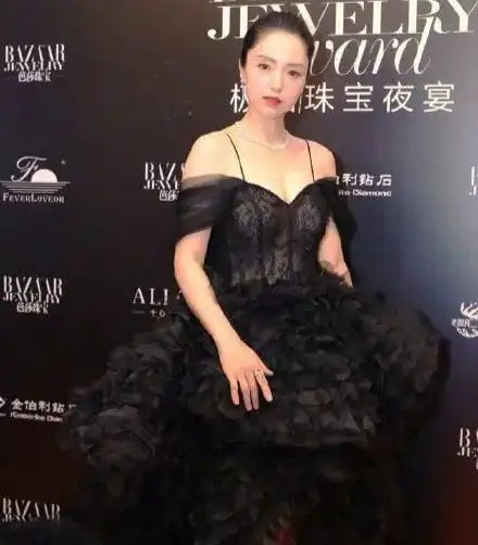 又一波红毯生图娄艺潇眼窝凹陷,王子文最能打,她额头像寿星公