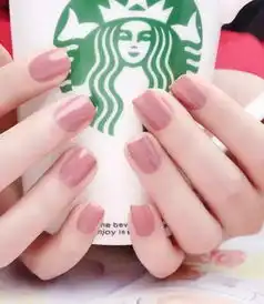 你想做一个从头美到脚的女人,大衣还需和美甲搭配