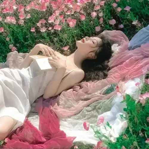 2023最新浪漫朦胧感女生头像