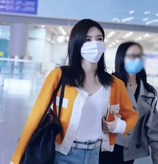 江疏影越来越有质感,针织搭牛仔少女十足,一条丝巾解决所有问题