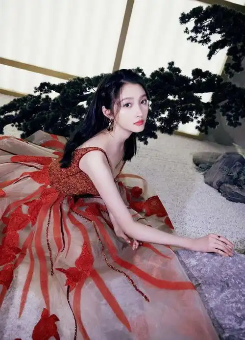 关晓彤才是人间锦鲤吧换上深v纱裙礼服,比仙子还要美几分