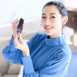 新款早秋女装新款偶像明星温雅同款时尚翻领袖子原身布包扣装饰长袖蓝色中长款连