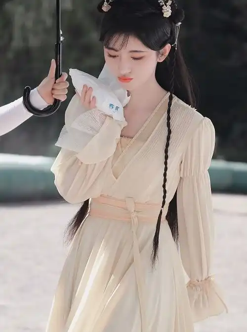 鞠婧祎新剧路透照,鹅黄色古装衣裙超仙女,自带磨皮让人羡慕