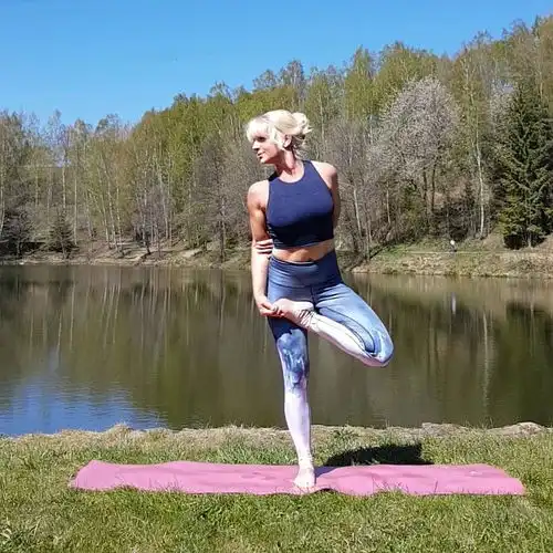 钟楚曦气质出众,穿黄色蕾丝纱裙满满少女感,腿长腰细尽显好身材