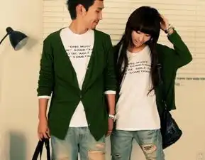 寻头像暖色的内容是一个男生一个女生在一起的急需