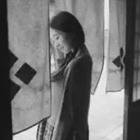 女生安静头像黑白的,甜美没事的样子,很是细心的样子