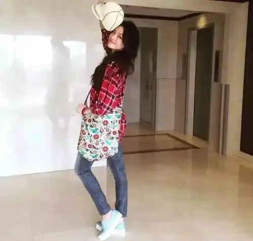 她是娱乐圈公认的才女,票房破亿的女导演,如今却做起了女裁缝