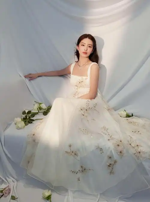 杨采钰的高级脸也能驾驭纯欲风,白色刺绣裙清纯优雅,显出女人味